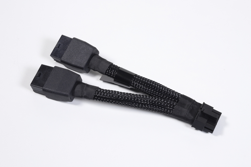 PCI-E 8ピンを12ピンに変換するアダプタが付属