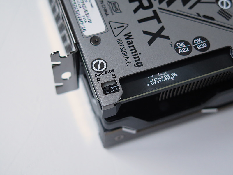 デュアルBIOS切り替えスイッチ。BIOS 1のPモードはパフォーマンス重視、BIOS 2のSモードは静音性重視だ