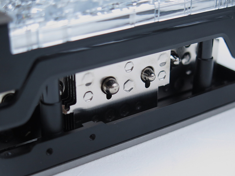 ヒートシンクはエンボス加工がなされており、表面積を増やしている