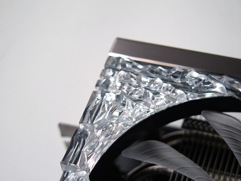 天然クリスタルのような複雑な凹凸はRTX 30のGameRockシリーズならでは