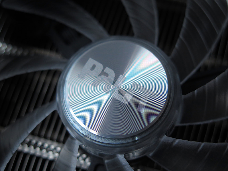 ファン中央にも同心円状のカバーシールが貼られている