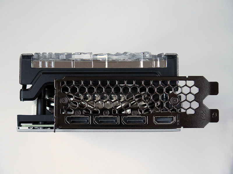 ディスプレイ出力はHDMIが1基、DisplayPortが3基