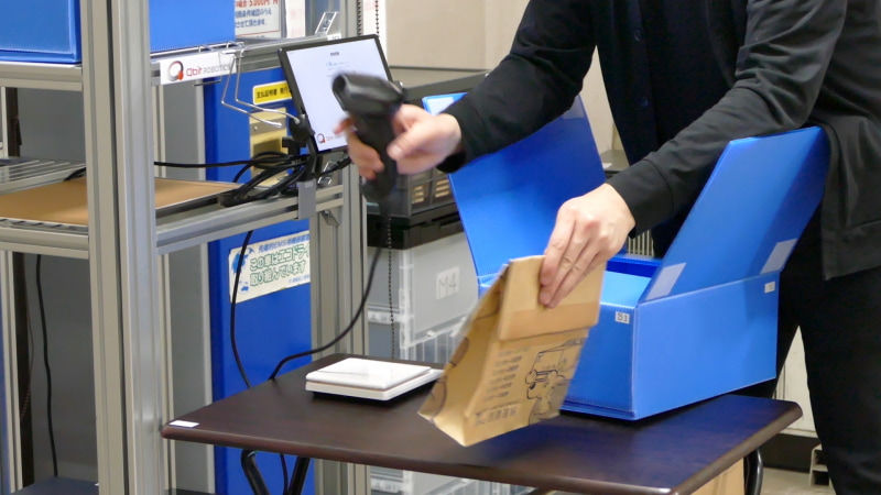 荷物を登録し、専用のケースに入れる