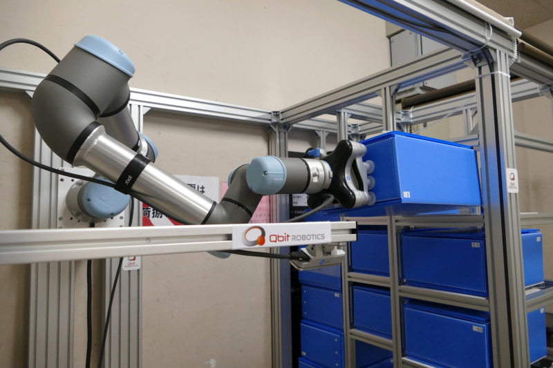 専用ケースを取り出し、元へ戻すためのアーム