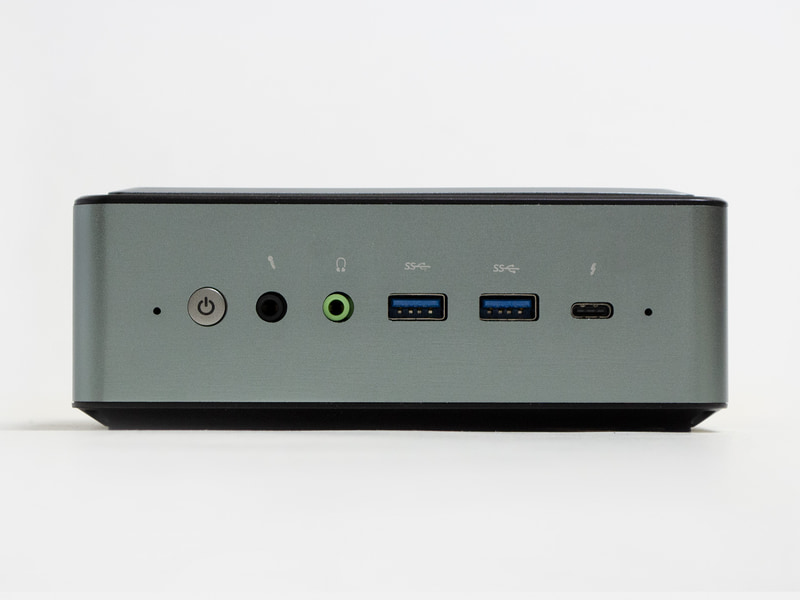 前面。リセット、電源ボタン、音声入力、音声出力、USB 3.0/Type-A×2、Thunderbolt 4