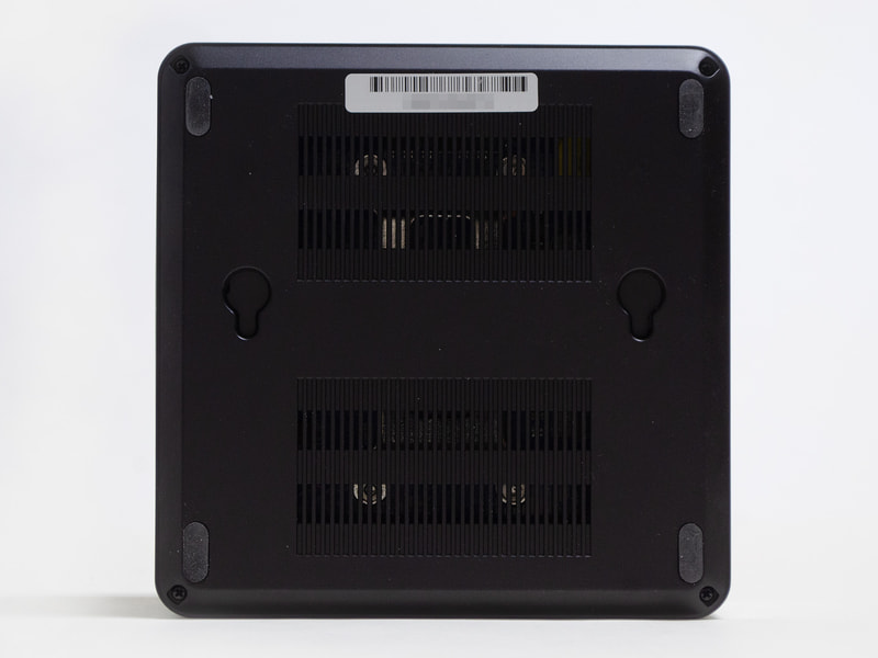 底面。VESAマウンタ用のへこみがある。四隅のネジを外せば内部にアクセス可能