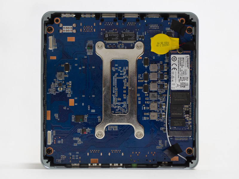 内部。左側2つの白いコネクタはSATA用。右側にM.2 SSD。メモリスロットはない