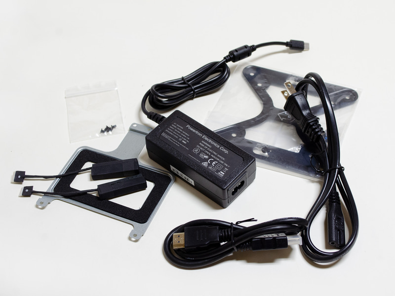 付属品。SATAケーブル、2.5インチマウンタ、VESAマウンタ、HDMIケーブル、電源ケーブル。ACアダプタはサイズが約92×43×28mm(幅×奥行き×高さ)で、重量184g、出力19V/3.42A