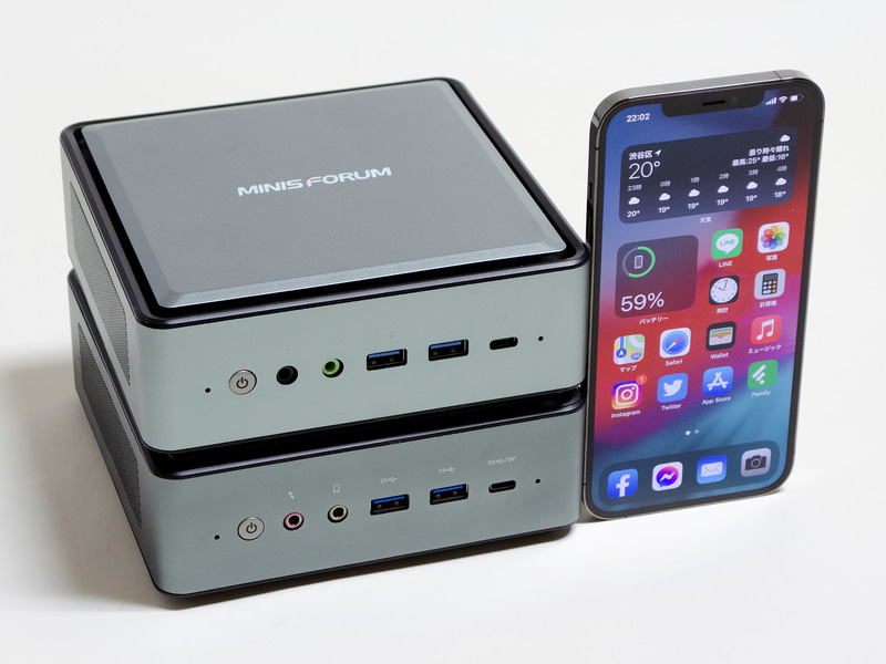 HM50やiPhone 12 Pro Maxとの比較。HM50とTL50はサイズ、コネクタ位置などは同じだ。見分け方は、TL50の場合には前面のType-CがThunderbolt 4(稲妻アイコン)、背面のEthernetがどちらも2.5G対応