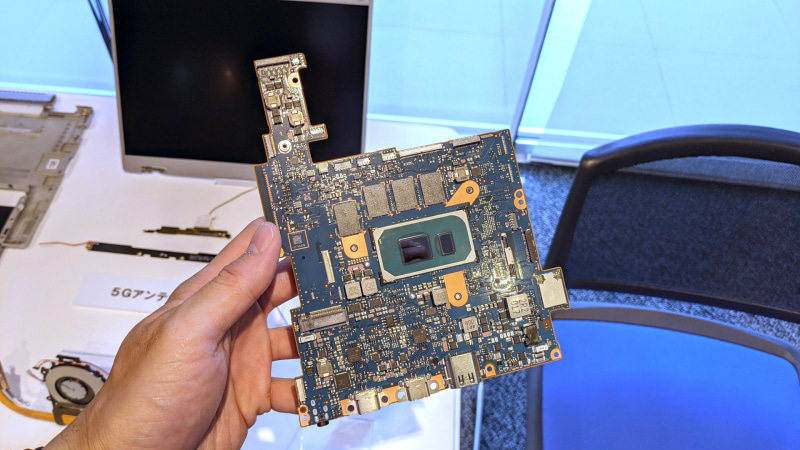 内部の基板やファン