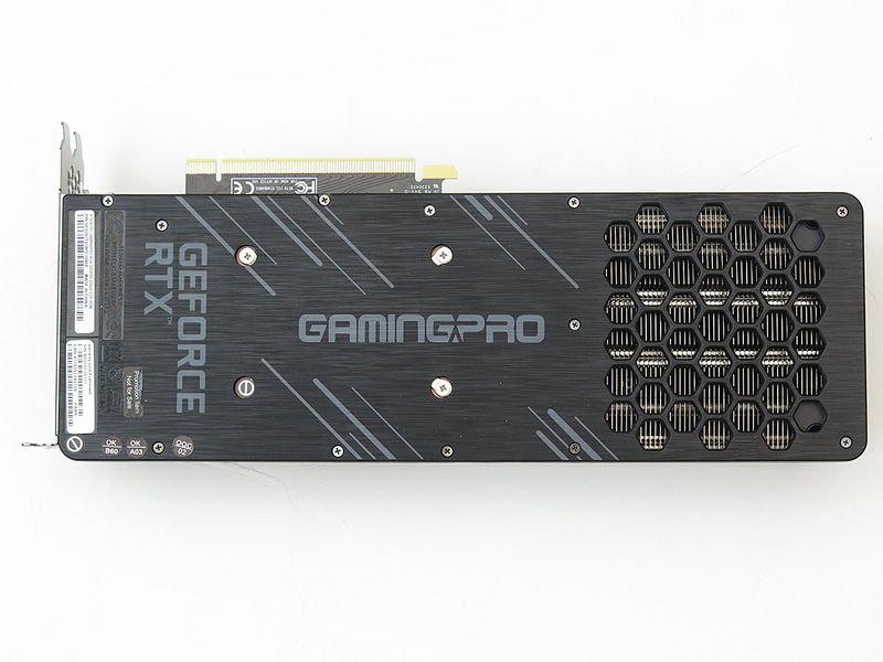 本体背面。バックプレートで保護されている