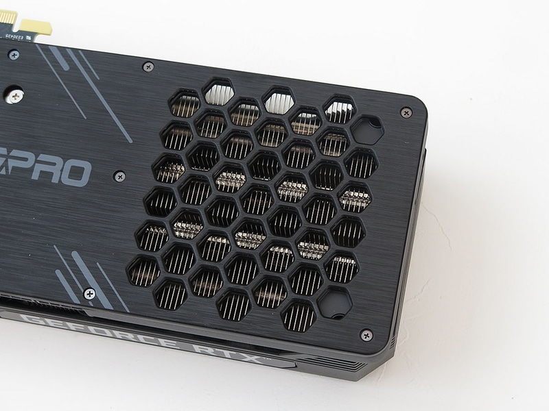 一部がハニカム構造でくり抜かれており、前方のファンの風がすり抜ける