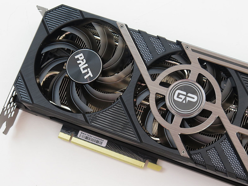 後ろ側のヒートシンクにダブルUヒートパイプ構造を採用し、冷却性を高めている