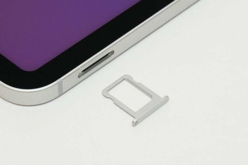 Nano SIMカードのほか、eSIMも利用可能