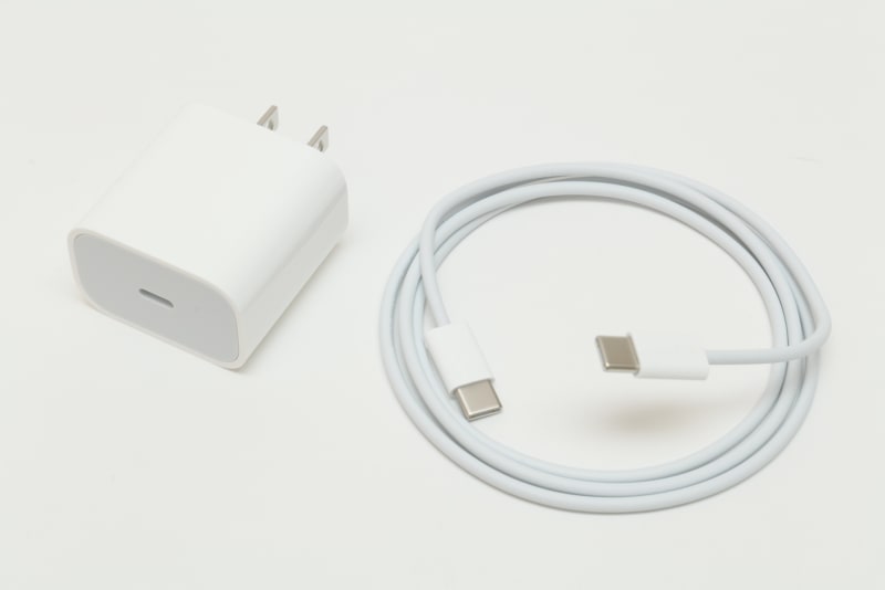 20W USB-C電源アダプタとUSB-C充電ケーブル(1m)。電源アダプタは18Wから20Wに容量が増やされた