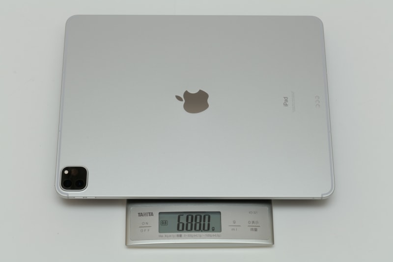 12.9インチiPad Proの実測重量は688g。ほんのわずかにスペックより重いが製造上の誤差範囲と言える