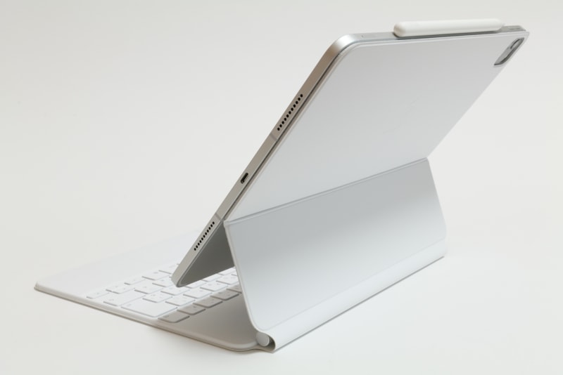 「Magic Keyboard」の第2世代(A2480)は34,980円。カラーはホワイトとブラックの2色を用意