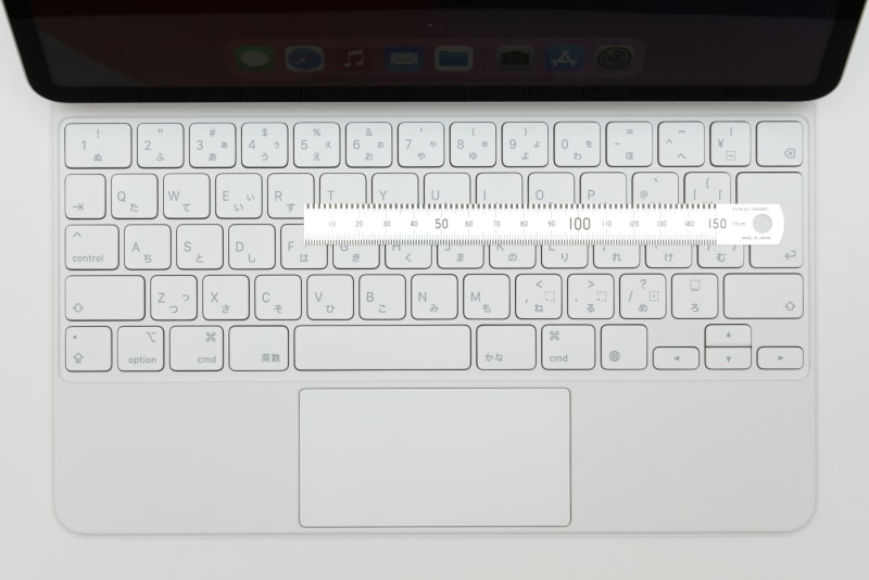 キーピッチは実測19mm前後、キーストロークは1mm。厚くなった第5世代12.9インチiPad Proに合わせて寸法が調整されているが、基本的な仕様は同じ