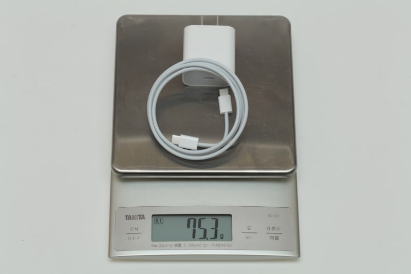 20W USB-C電源アダプタとUSB-C充電ケーブル(1m)の合計重量は実測75.3g