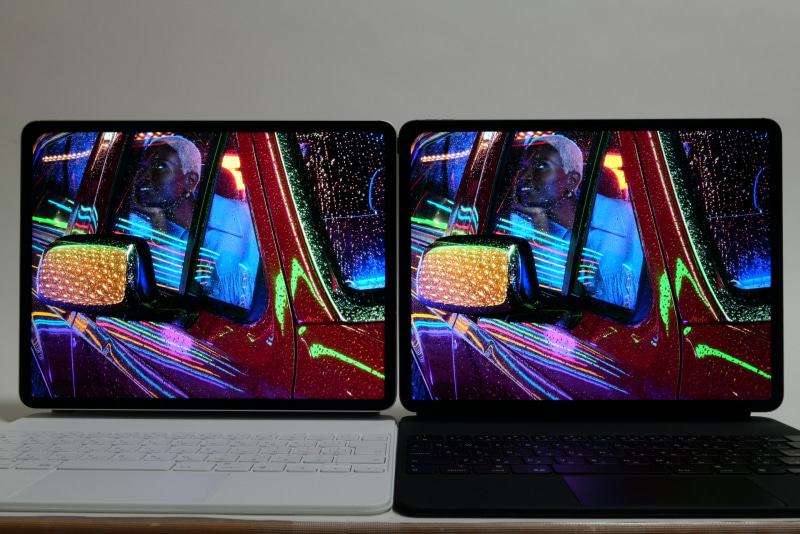 全体的に色彩が鮮やか。特に車の赤色がより鮮烈に表示されている