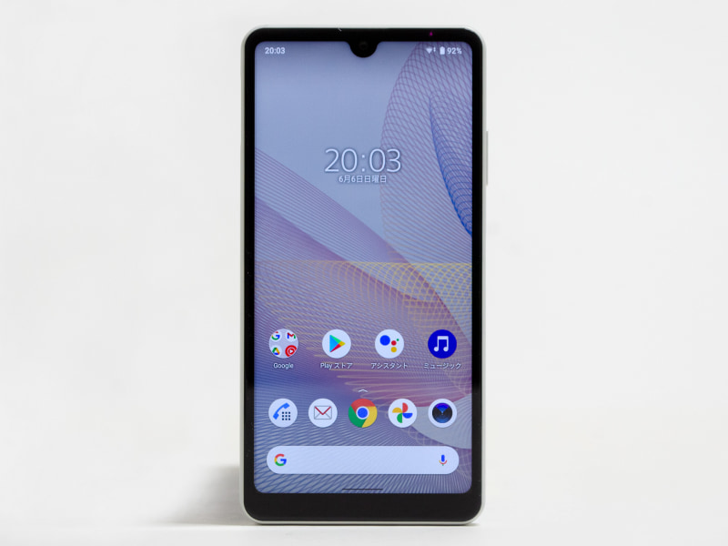 パネル中央上に前面カメラ。フチは広くはないが狭くもない。ナビゲーションボタンはソフトウェア式