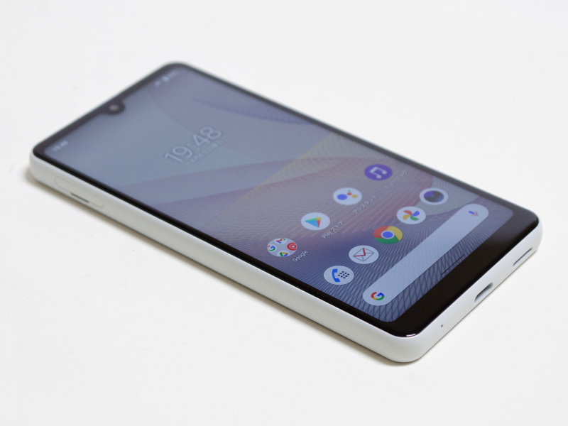 左側面にNano SIM/microSDカードスロット。下側面にUSB Type-Cとスピーカー