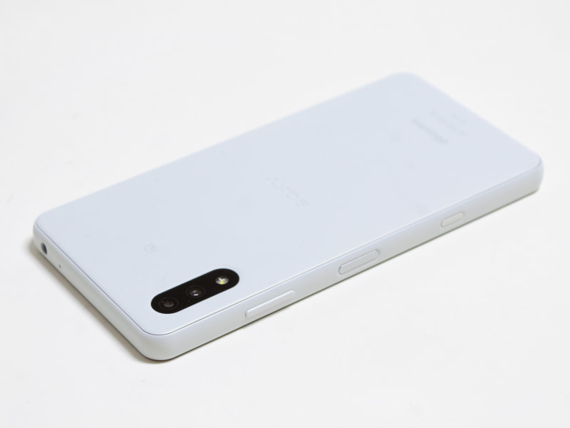 右側面に音量±ボタン、指紋センサー兼の電源ボタン、アシストボタン。上側面に3.5mmジャック