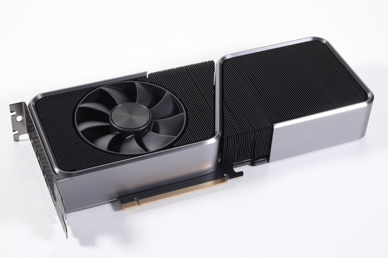 カード裏面には、表面側から吸気して裏面側に排気する冷却ファンを搭載