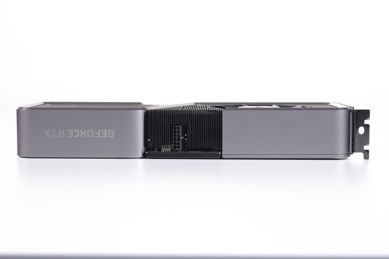 カードの占有スロット数は2スロットで、カード長は約268mm