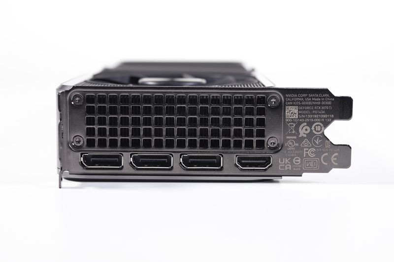 画面出力端子は、DisplayPort(3基)と、HDMI 2.1