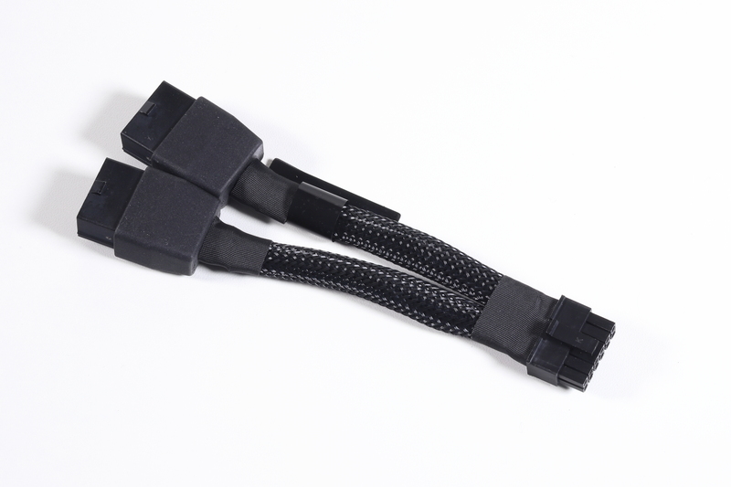 12ピンへの変換アダプタは、8ピン2系統仕様となっていた