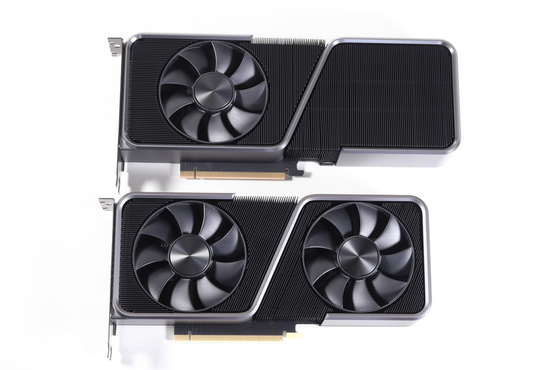 GeForce RTX 3070 Founders Edition(写真下側)と並べたところ。従来設計の流用ではなく、新設計を採用している