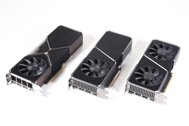 Founders Editionを並べたところ。写真左から、GeForce RTX 3080 Ti、GeForce RTX 3070 Ti、GeForce RTX 3070