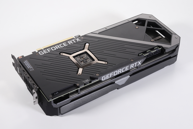 裏面にはバックプレートを搭載。カード端の一部は表面から風が抜けるデザインとなっている