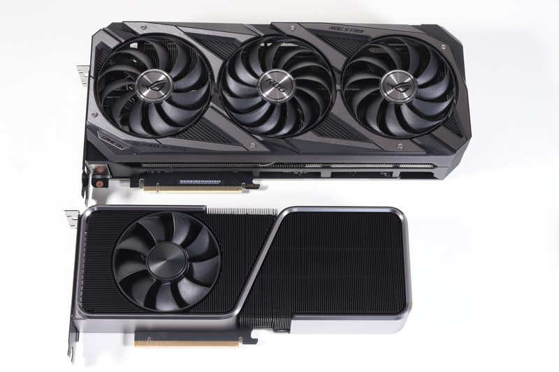 GeForce RTX 3070 Ti Founders Edition(写真下側)と並べたところ