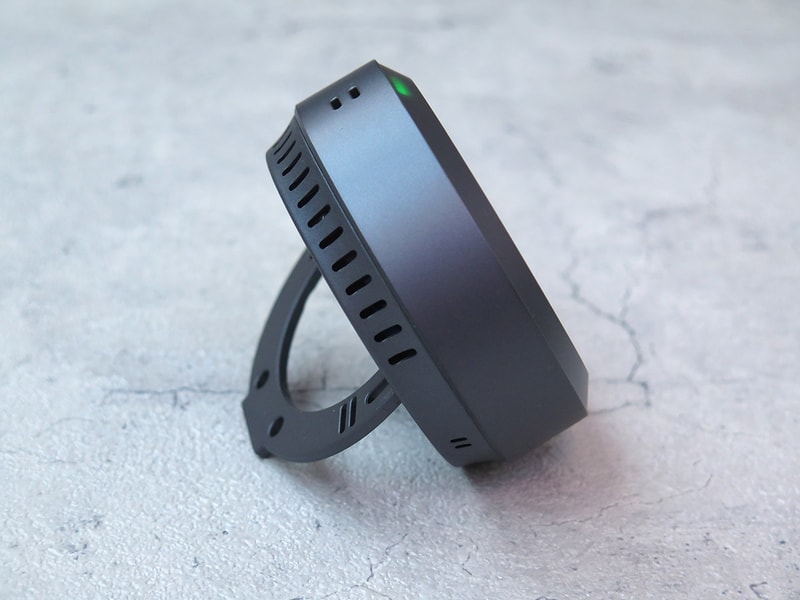 背面にキックスタンドを装備し、立てられる