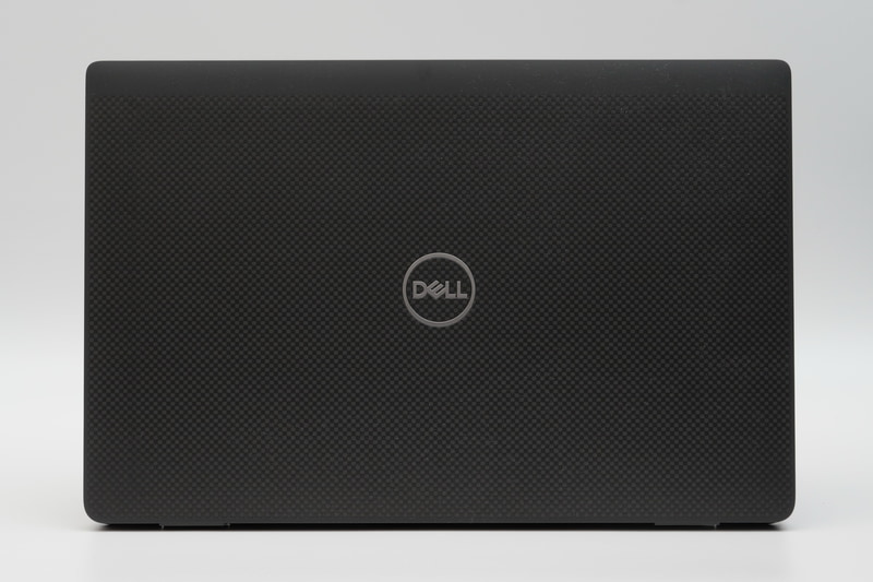 天板部分。目立つのは中央のDellロゴぐらいで、シンプルな印象だ