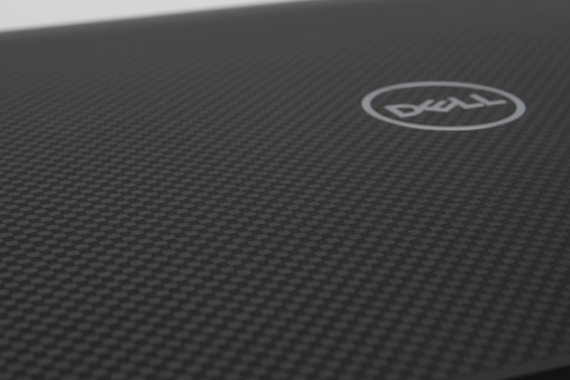 試用機はカーボンファイバー天板となっていたため、編み込み柄がやや特徴的だ