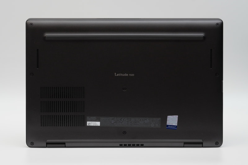 底面、フットプリントは306.5×199.5mm(幅×奥行き)と、13.3型モバイルノートPCとして十分にコンパクトだ