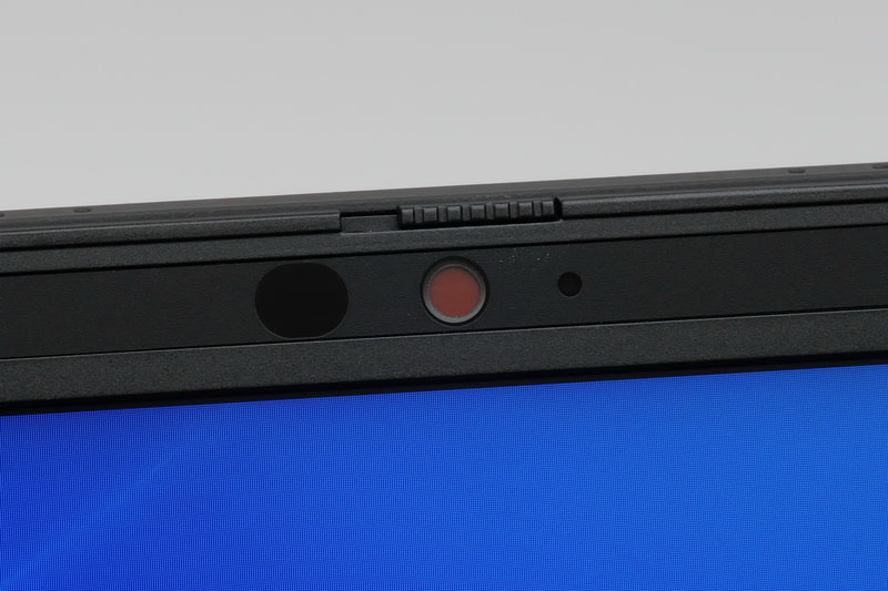 顔認証カメラはフルHD Webカメラとしても利用可能で、レンズを覆うシャッターも搭載