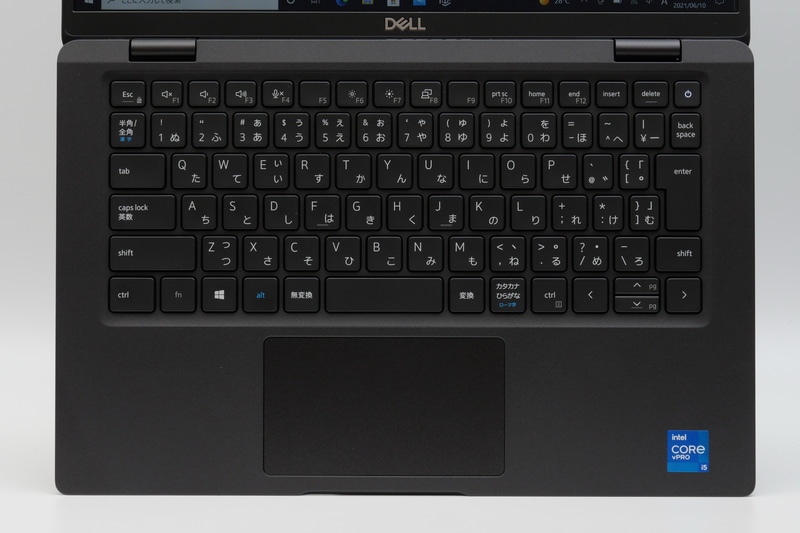 アイソレーションタイプの日本語キーボードを搭載。配列は標準的で、タッチタイプも容易だ