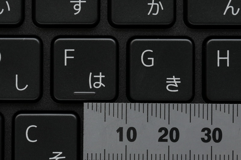 主要キーのキーピッチは約18mm。フルピッチではないが、まずまずゆったりタイピングできる