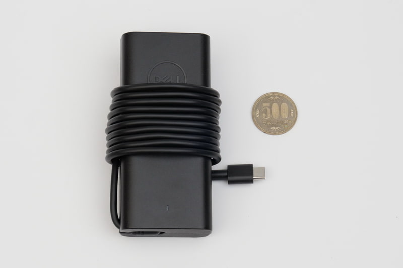 付属ACアダプタはUSB Tyye-C接続で、本体のThunderbolt 4に接続して利用する