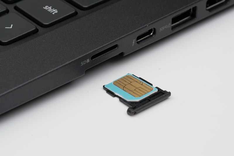 ワイヤレスWAN搭載モデルでは、右側面にMicro SIM対応のSIMカードスロットを用意