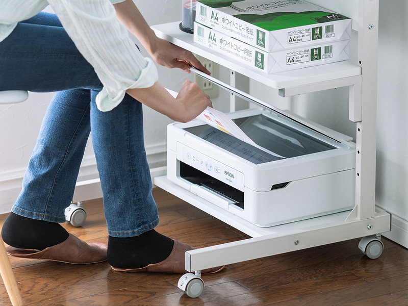 下段の棚にはプリンタも置ける