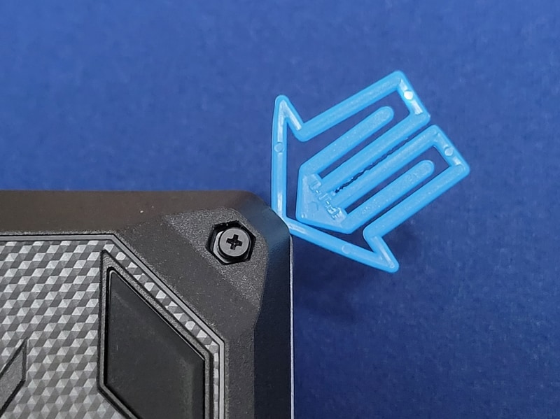 開けるときは柔らかいプラスチック製のクリップ等を使う