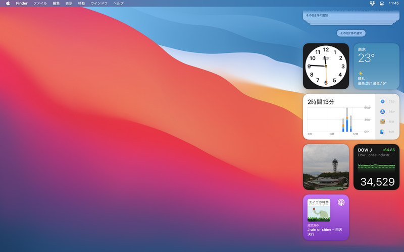 トラックパッドの右端から2本の指で左にスワイプ、またはメニューバーの日付・時刻をクリックすると「通知センター」が表示され、最新の通知の下に各種のウィジェットが表示されます