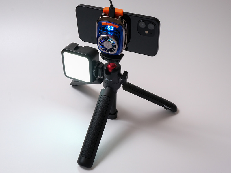 ネジ穴を利用して三脚に固定可能