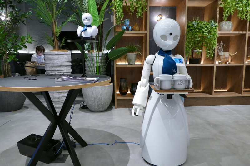 分身ロボット「OriHime」(左)と「OriHime-D」(右)