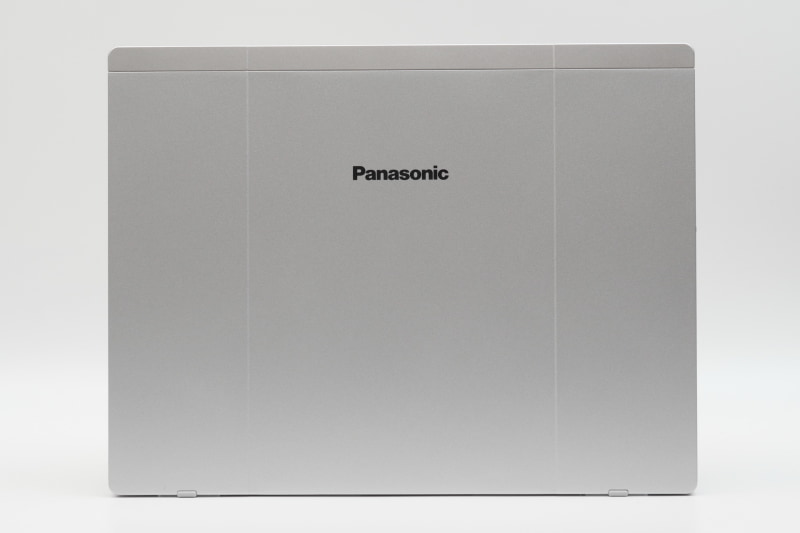 天板部分。ボンネット構造の凹凸はかなり浅いが、デザインコンセプトはこれまでのレッツノートシリーズから大きく変わっていない